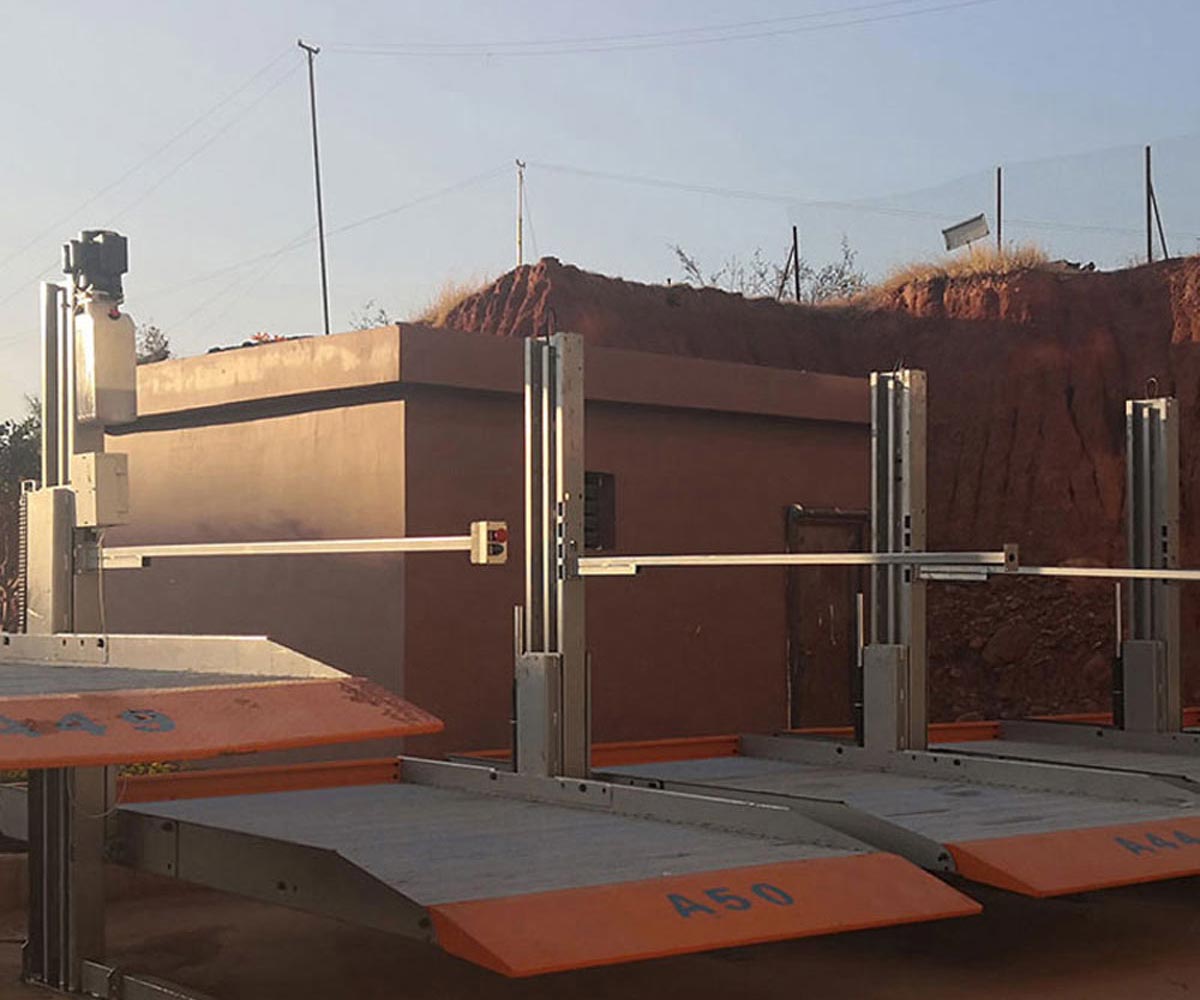 西區(qū)兩柱機(jī)械式停車庫短租